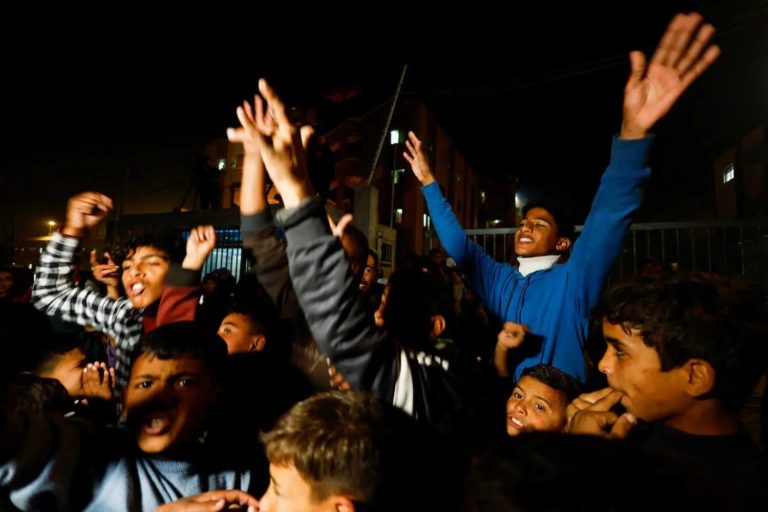 Israel y Hamás alcanzan acuerdo de alto al fuego y miles celebran en las calles de Gaza
