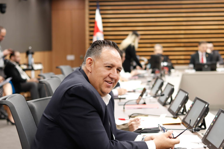 Diputado del PUSC propone autorizar condonación de deudas por agua a centros educativos de Alajuela