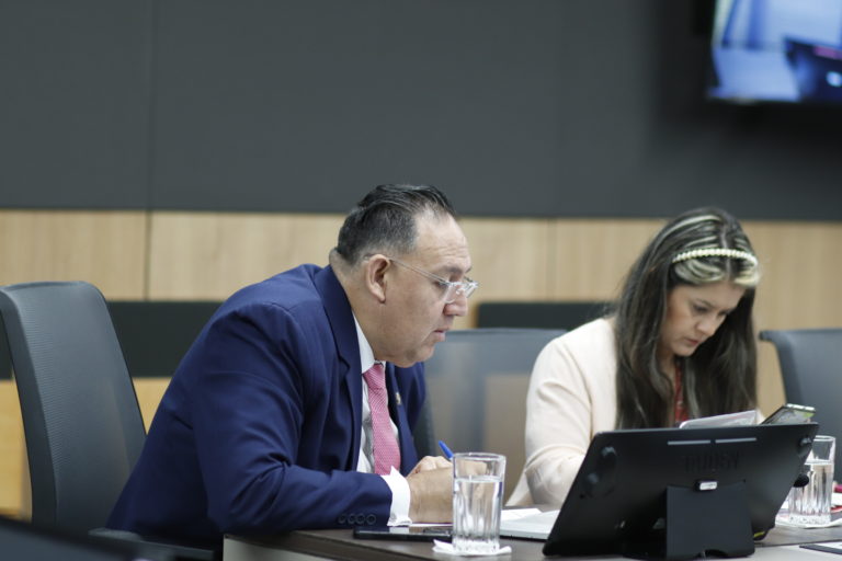 Bojorges abandona carrera presidencial, sismo en la Fiscalía, drama en el PLN