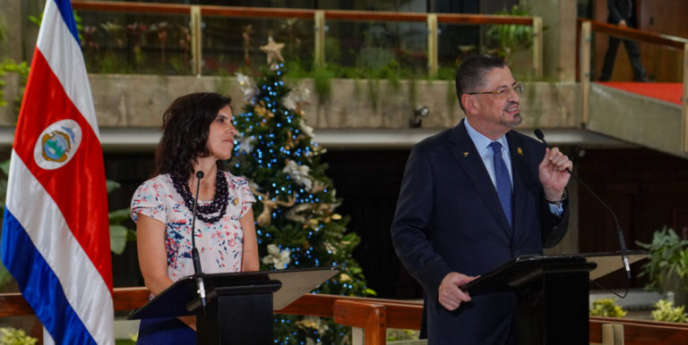 Chaves convoca a radios católicas y evangélicas a reunión en medio de tensión por subasta de frecuencias