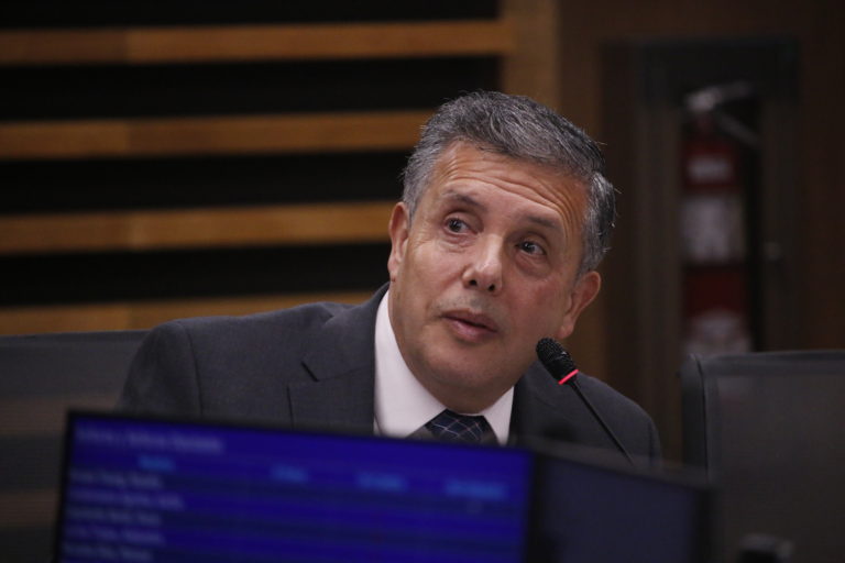 Polémica ley contra estafas bancarias lista para la firma de Chaves