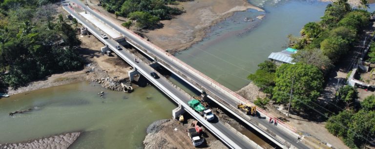 Puente sobre el río Barranca tendrá un nuevo paso regulado este jueves por colocación de concreto