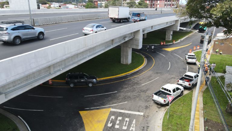 MOPT inaugura nueva rotonda en sector de los Hatillos