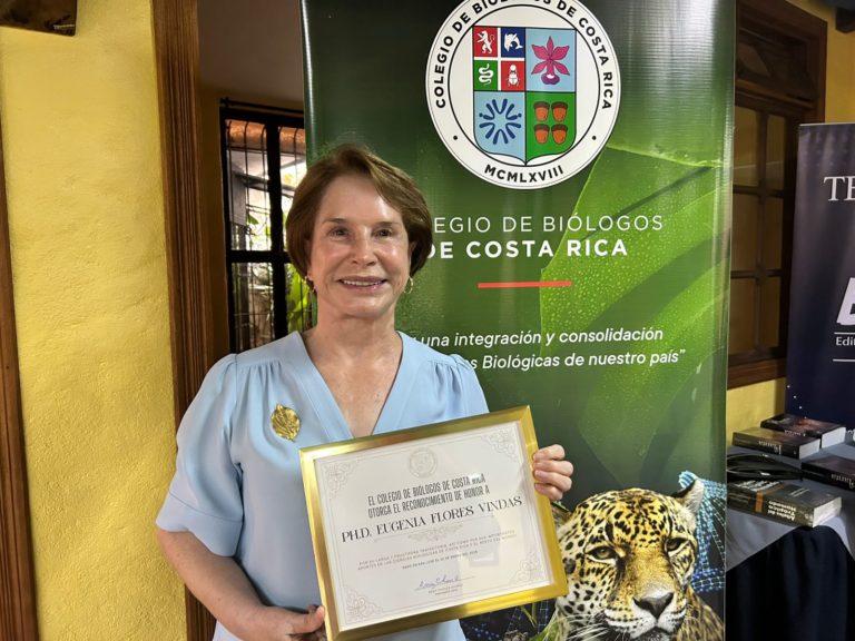 Bióloga Eugenia Flores Vindas recibe reconocimiento por sus aportes a la ciencia