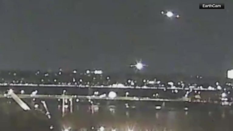 Avión de American Airlines choca en pleno vuelo con helicóptero del Ejército de Estados Unidos