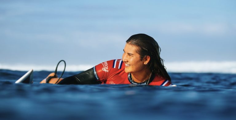 Surfista tica Brisa Hennessy cambia de entrenador para iniciar el Tour Mundial 2025