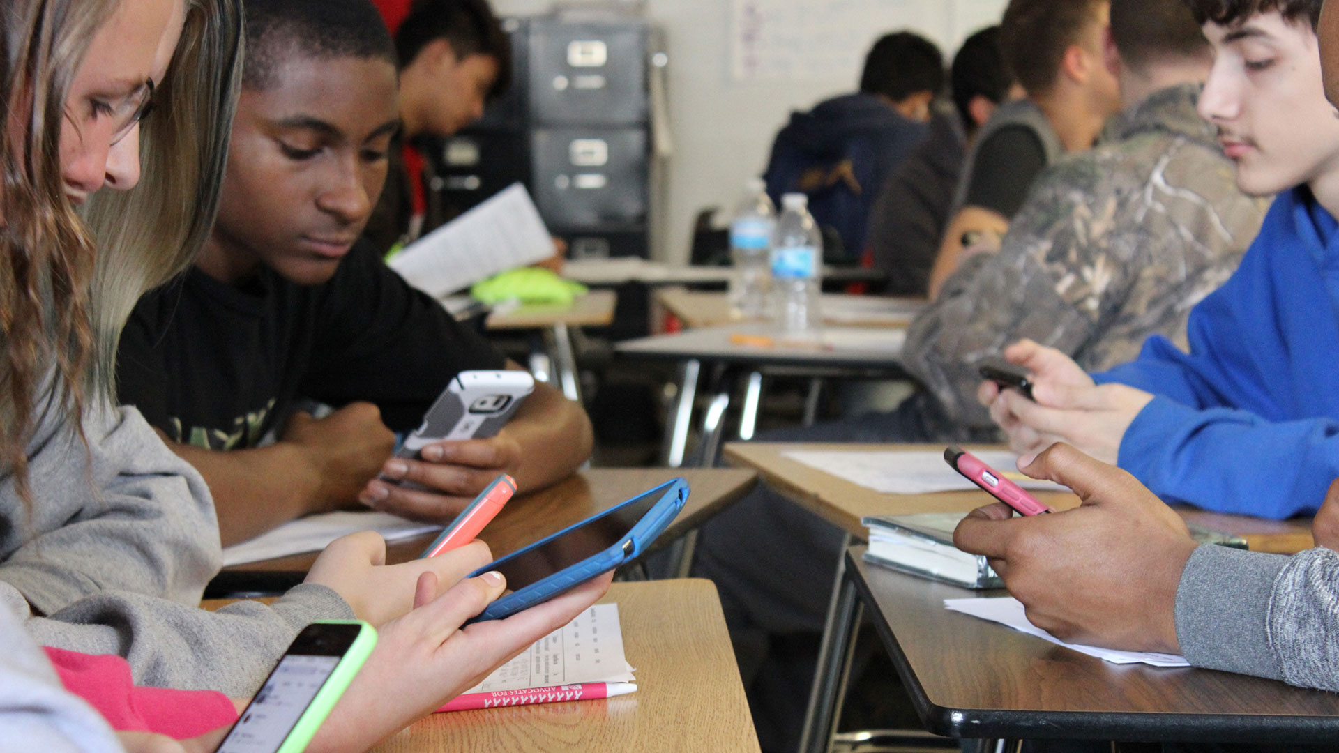 Imagen principal del artículo: Brasil restringe el uso de celulares en escuelas y colegios tras la aprobación de una ley