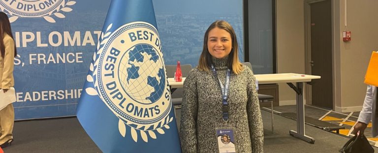 Joven tica fue galardonada en conferencia sobre habilidades de liderazgo y diplomacia en Francia