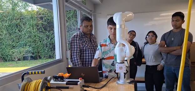 Imagen principal del artículo: Fidélitas impulsa la transformación comunitaria con educación tecnológica y empoderamiento juvenil