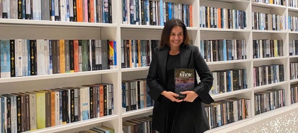 Imagen principal del artículo: Escritora tica Natalia Vargas presenta su novela en inglés "The Jungle Entrepreneurs" en los Emiratos Árabes Unidos