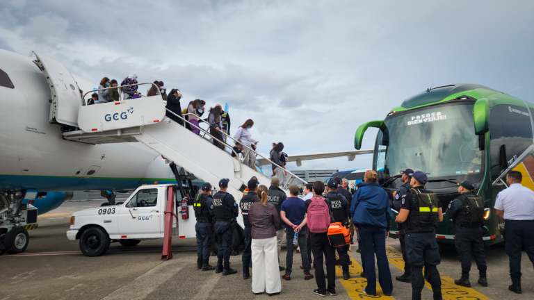 Defensoría denuncia falencias en el proceso de llegada al país de personas deportadas por Estados Unidos