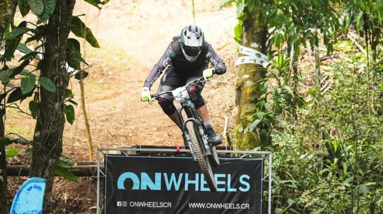 Ramonense Bayron González gana la primera fecha de la Copa Nacional de Downhill 2025