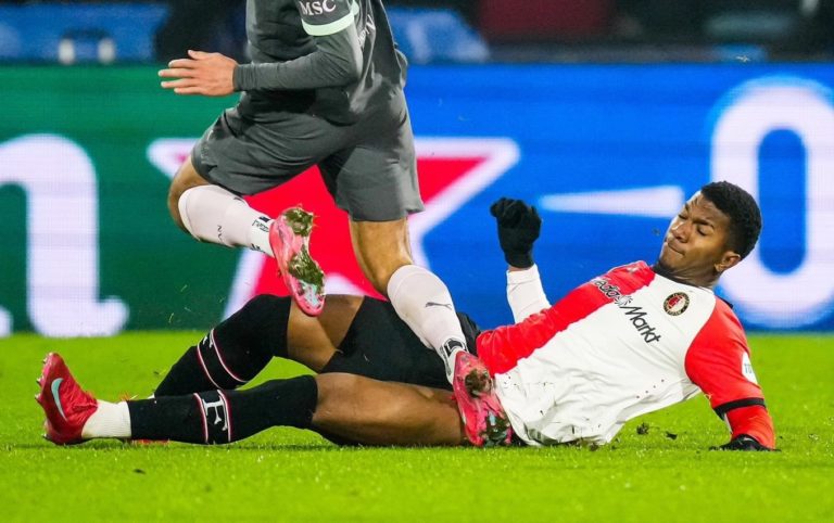 El Feyenoord de Jeyland Mitchell vence al AC Milán en el repechaje de ida de la Champions League