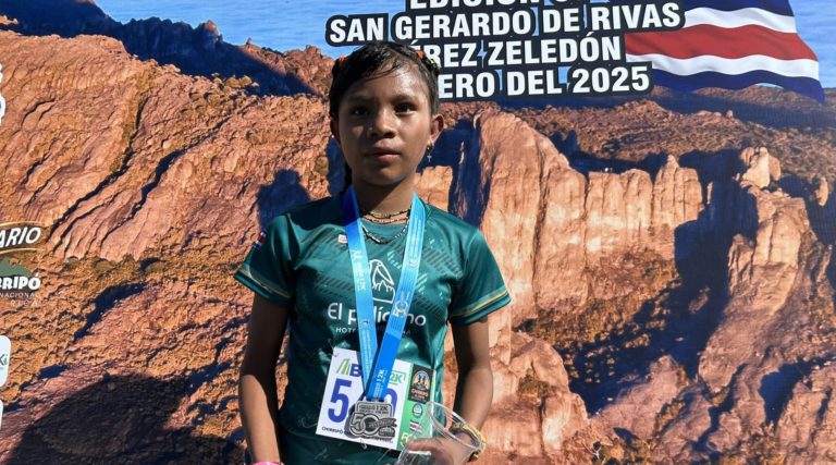 Atleta indígena de 14 años, Estela Obando, gana los 12 kilómetros de la Carrera Chirripó 2025
