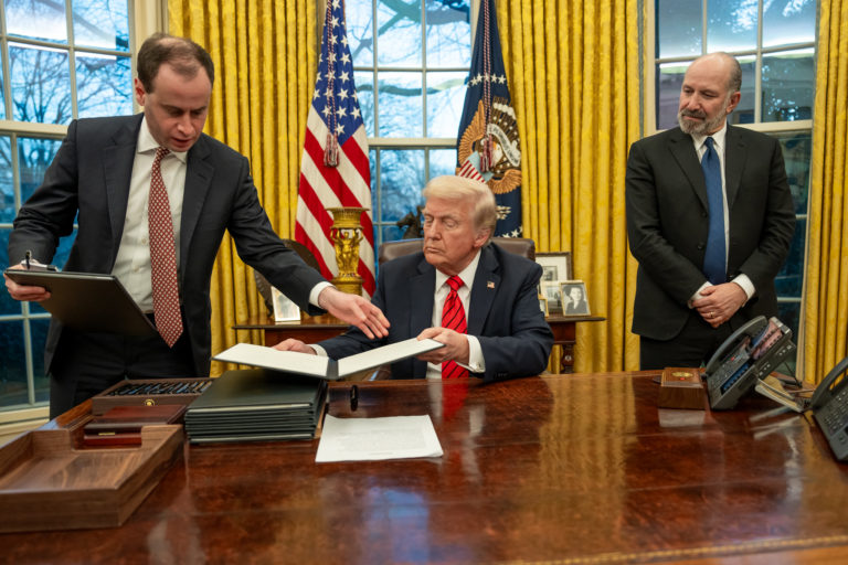 Trump impulsa aumento de aranceles para igualarlos a impuestos de otros países