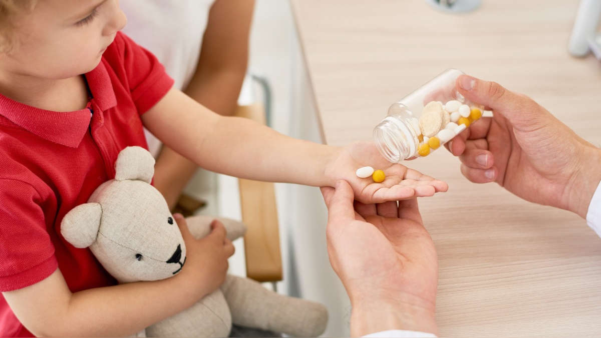 Imagen principal del artículo: Farmacéuticos destacan la importancia de la correcta administración de medicamentos en niños, niñas y adolescentes durante el regreso a clases