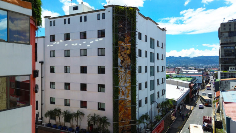 Mañana se develará el nuevo mural "El Beso Gordiano" en la fachada del Hotel Presidente
