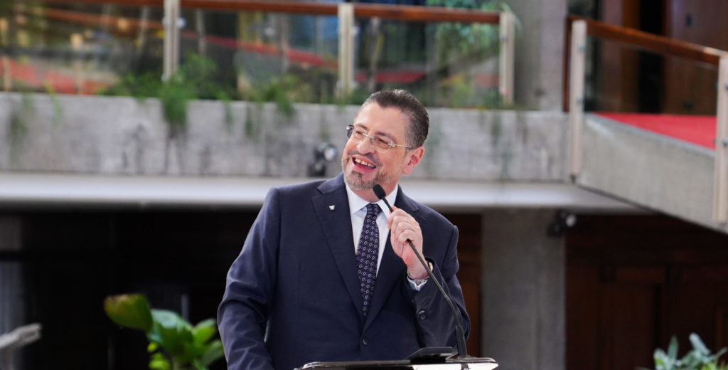 Chaves dice que no lo avergüenza que país vuelva al escenario más restrictivo de la regla fiscal