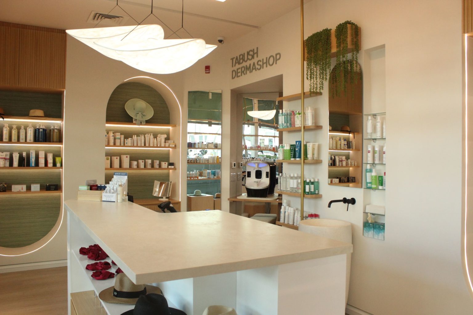 Imagen principal del artículo: Tabush Dermatología innova con una nueva tienda especializada en el cuidado piel del rostro