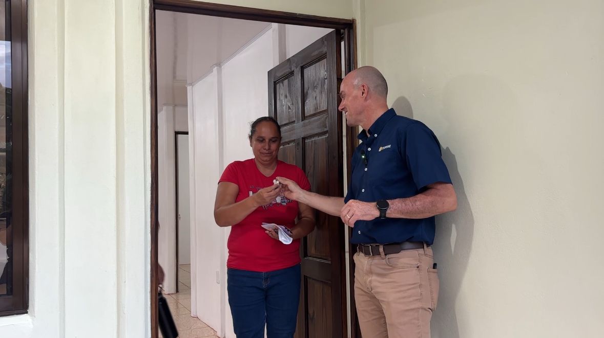 Imagen principal del artículo: Coopenae colabora en la construcción de 31 hogares para familias del Territorio Indígena de Rey Curré