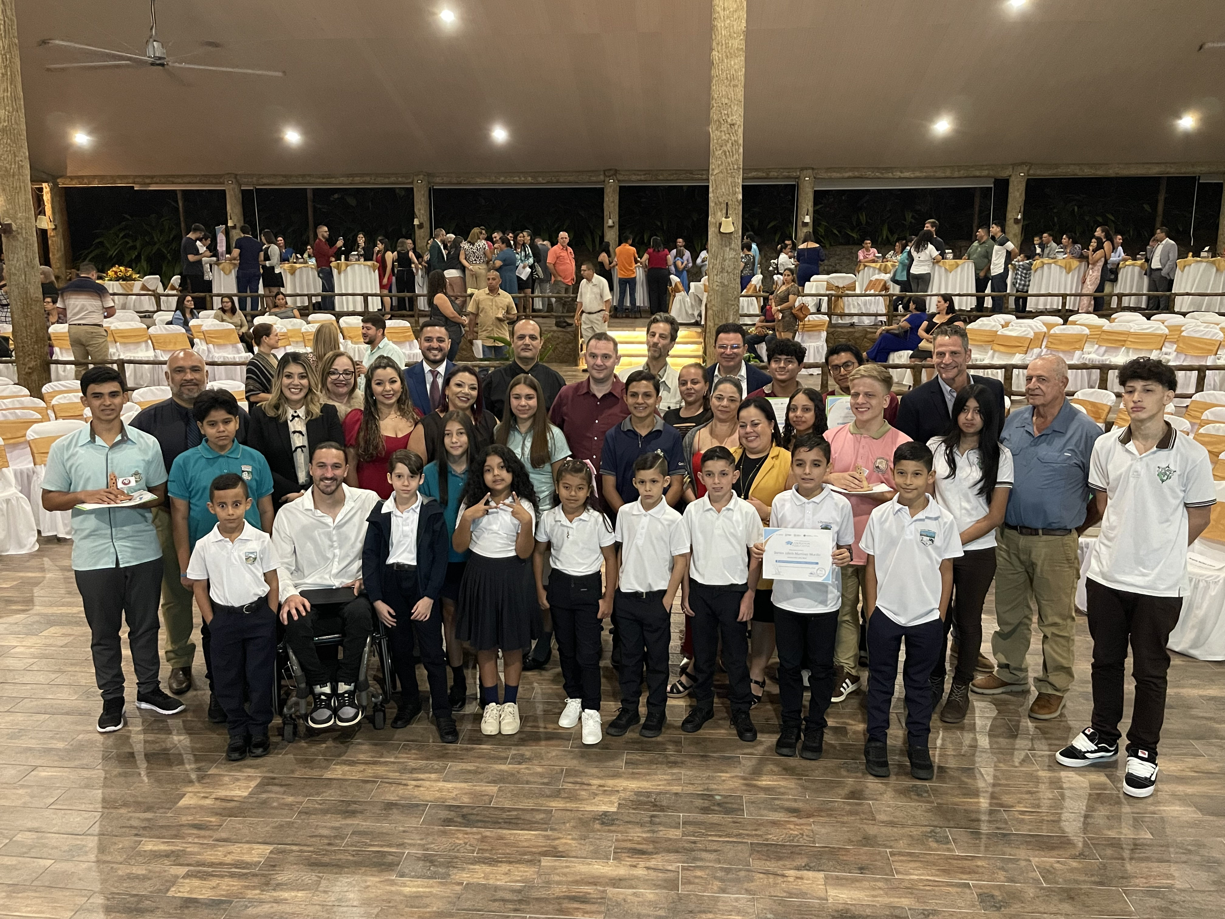 Imagen principal del artículo: 26 estudiantes y docentes de La Fortuna reciben reconocimiento por su esfuerzo y compromiso con la educación