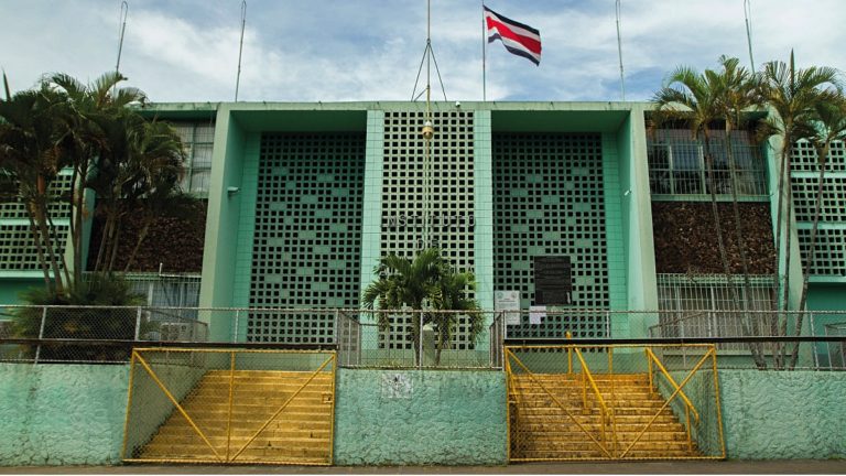 Exposición “En esos muros aprendí”: la mirada fotográfica de Jairo Guadamuz sobre el Instituto de Alajuela