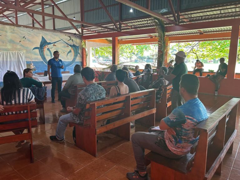 Pescadores artesanales costarricenses exigen reconocimiento de sus derechos y respeto por su labor 