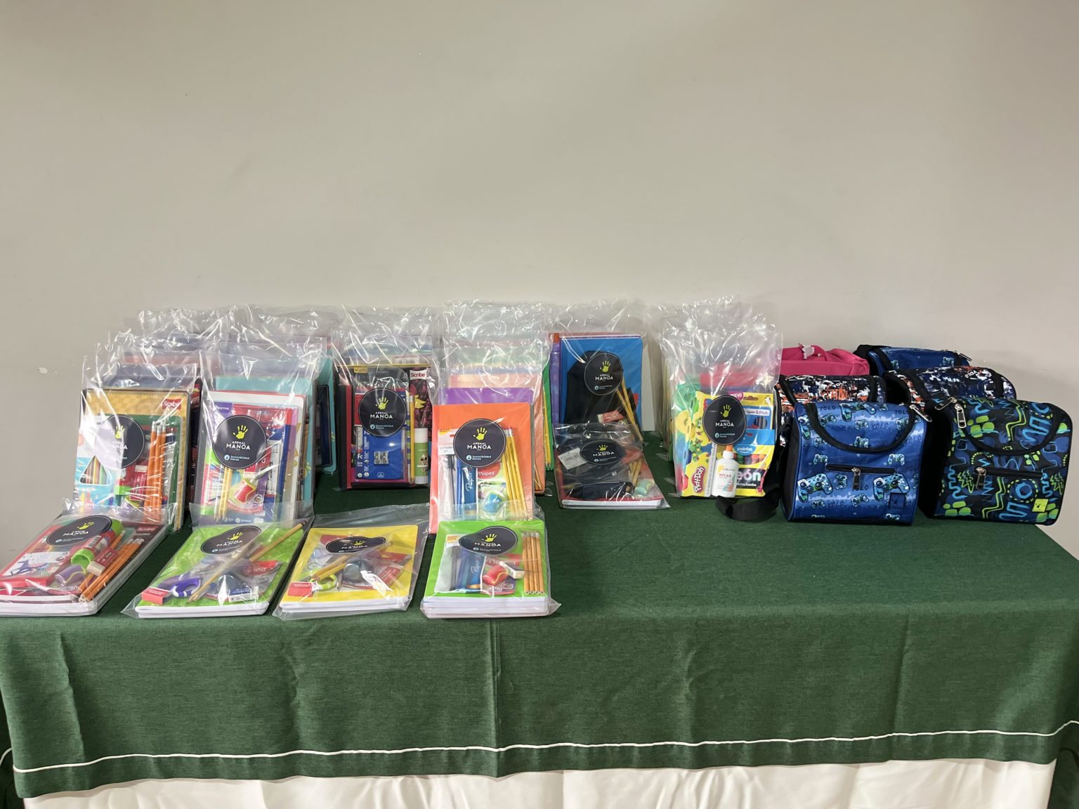 Imagen principal del artículo: Empresa y colaboradores se unen para donar útiles escolares a comunidad y familias de La Fortuna de San Carlos