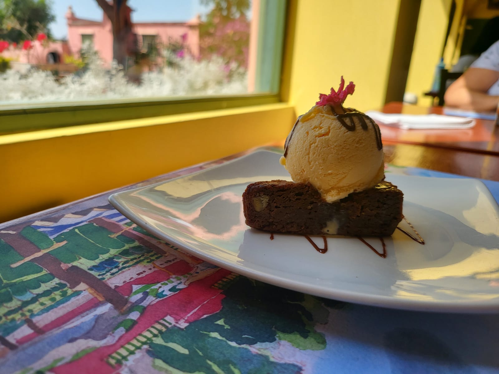 Imagen principal del artículo: Predicciones gastronómicas 2025: la evolución de la conveniencia, IA, autogestión y experiencia del cliente