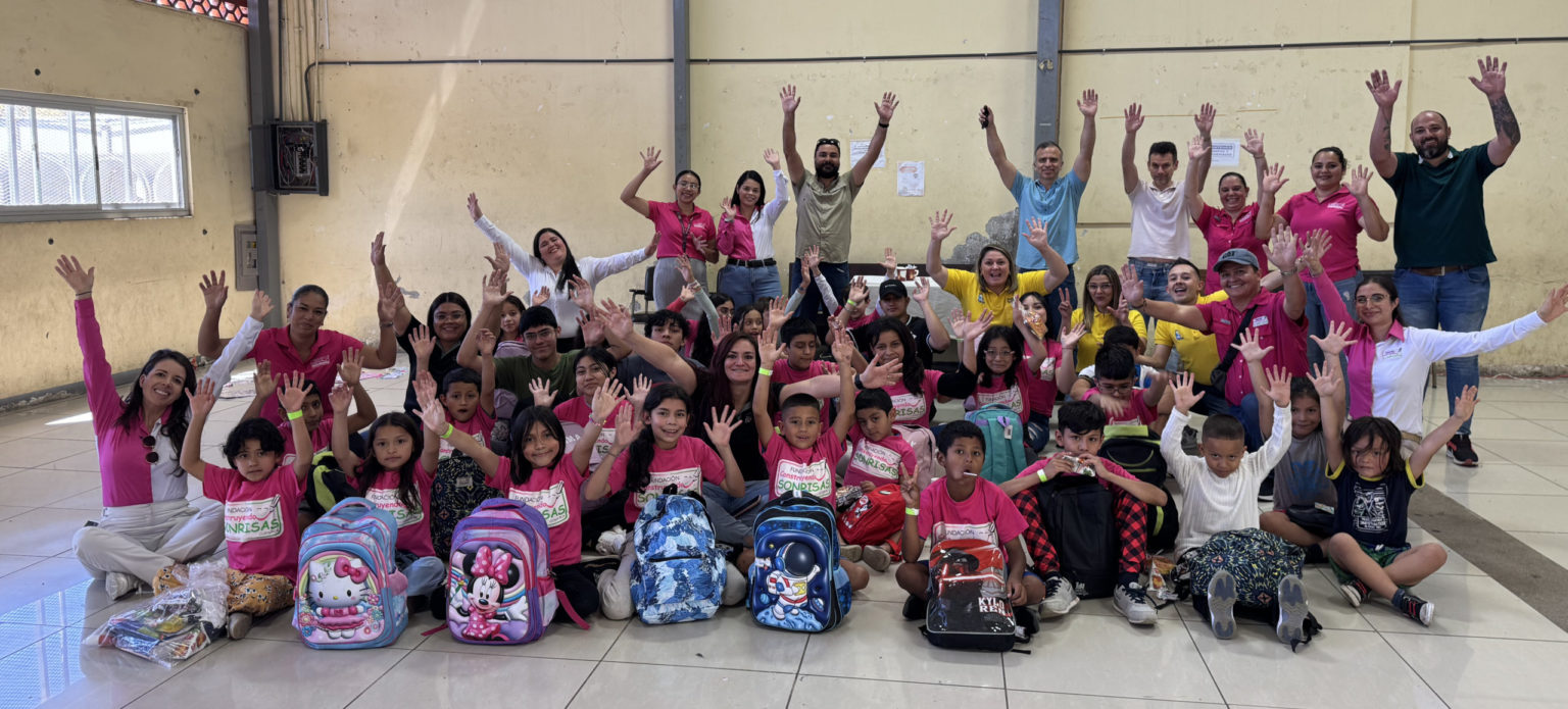 Imagen principal del artículo: Fundación Construyendo Sonrisas recibe donación de 6300 cuadernos