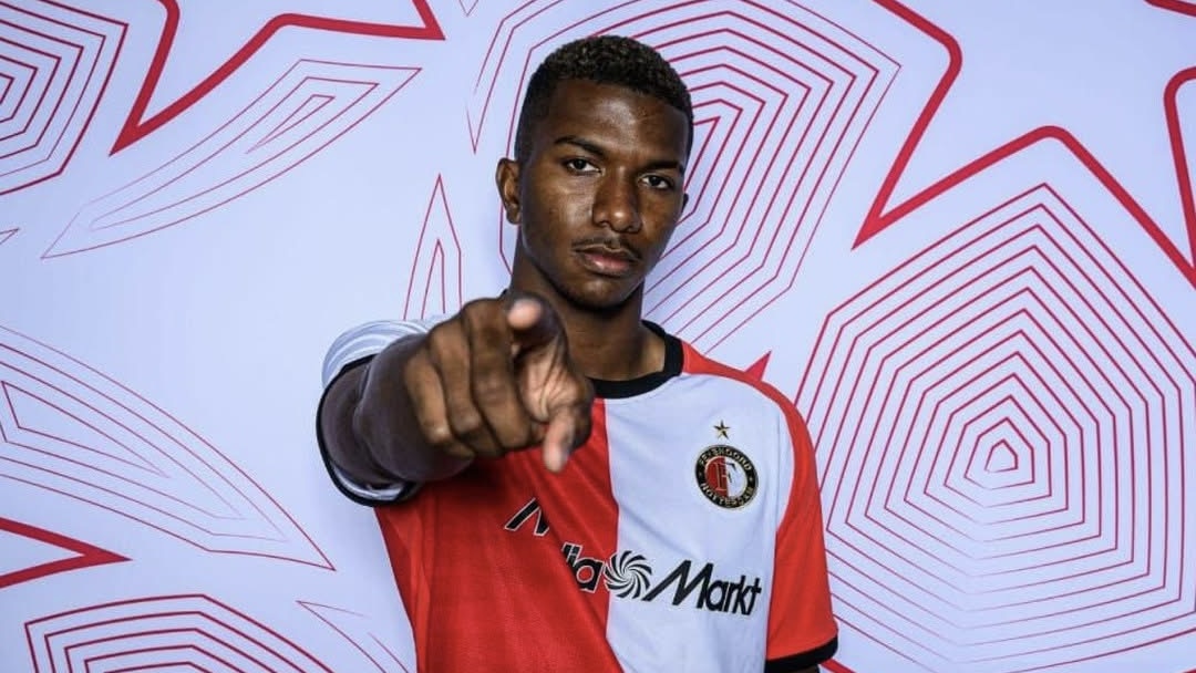 Imagen principal del artículo: El Feyenoord de Jeyland Mitchell vence al AC Milán en Champions League