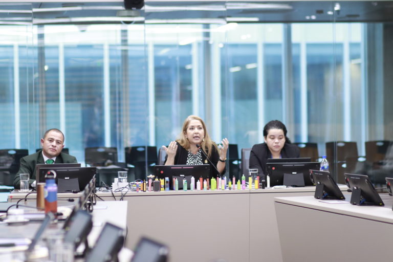 Ministra protesta por posible eliminación de impuesto a vapeadores que el gobierno recauda pero no le paga a la CCSS