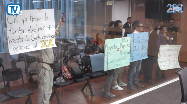 Cartulina con las palabras "Diputadxs, how much?" tensó discusión de proyecto para abrir el mercado eléctrico