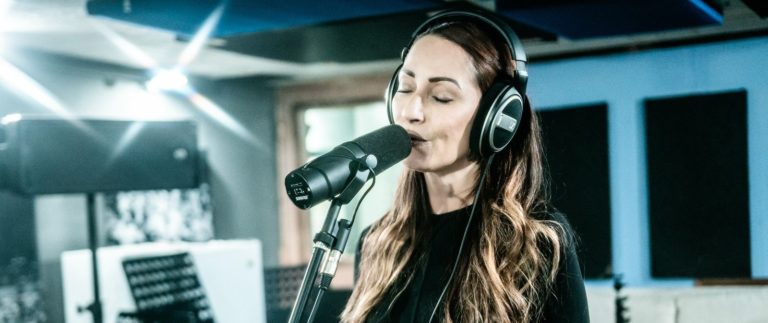 Stella Peralta reinterpreta la canción "Frágil" a beneficio de Chepe se Baña