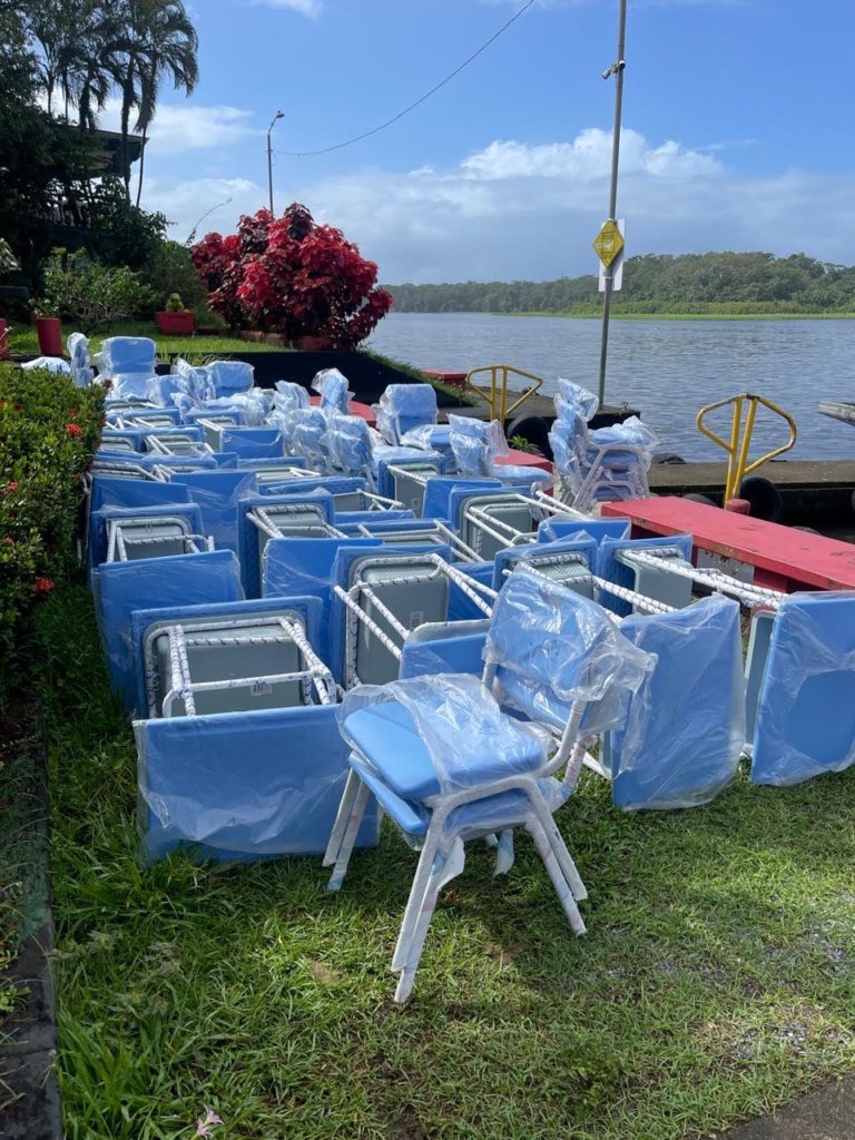 Escuela en Tortuguero recibe donación de pupitres, pero aún necesita más apoyo