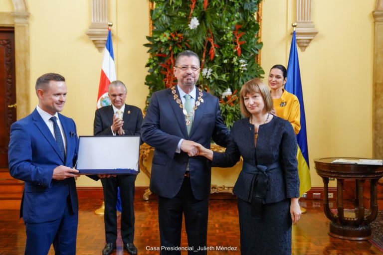 De la neutralidad perpetua al when I say "jump!" you ask "how high?"