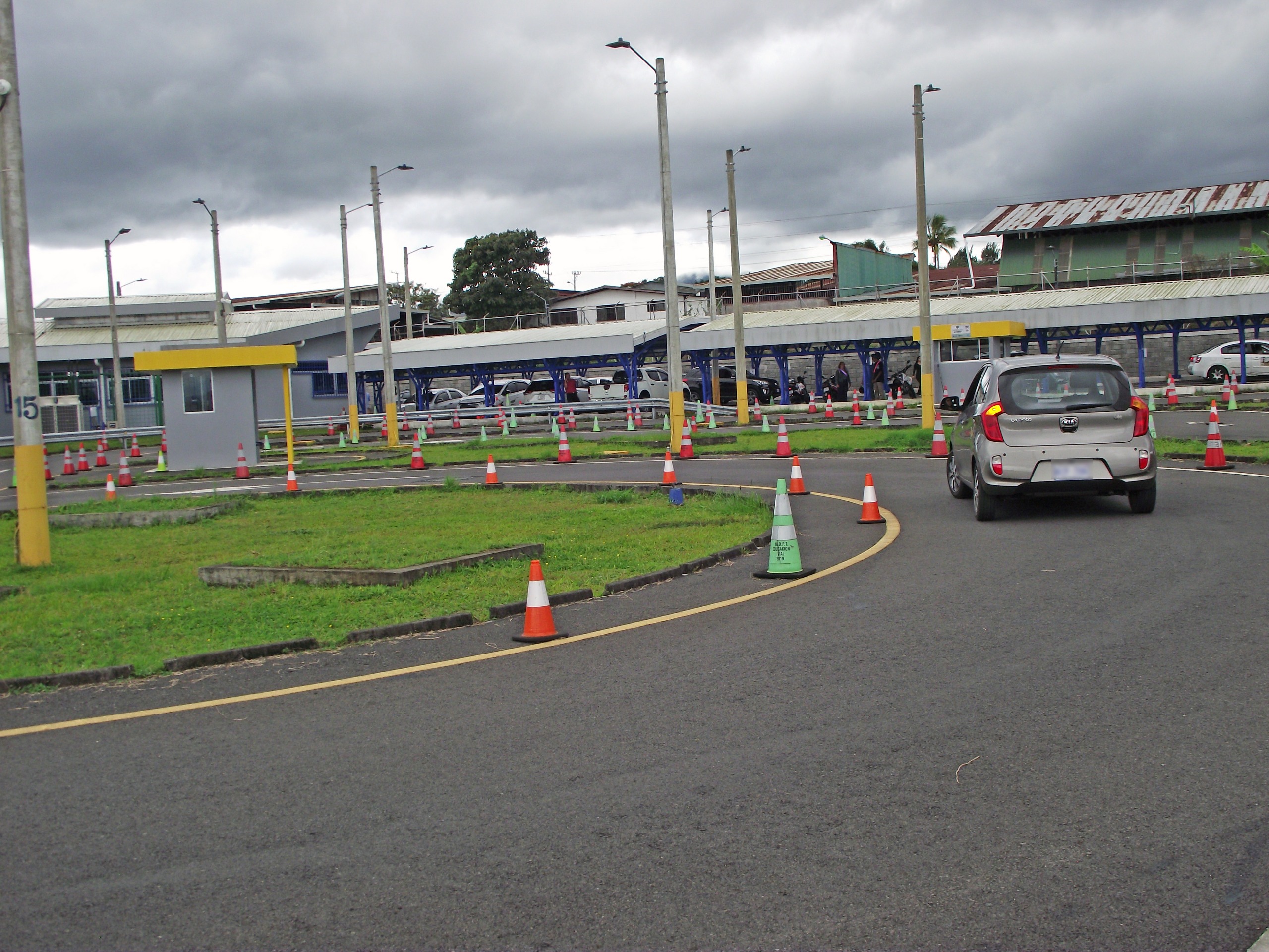 Imagen principal del artículo: Un seguro del INS ofrece respaldo a quienes se preparan para obtener su licencia de conducir