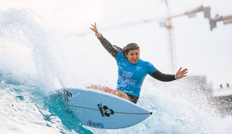 Surfista tica Brisa Hennessy se despide del Abu Dhabi Pro con un noveno lugar