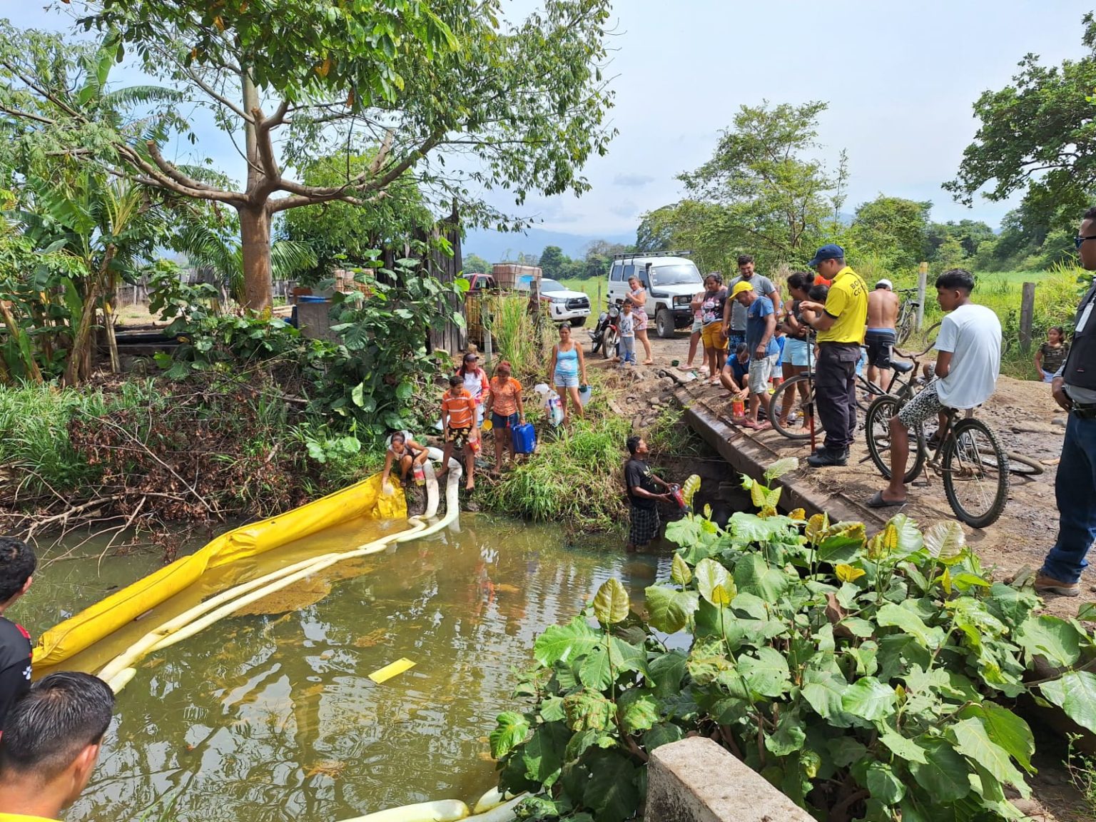Imagen principal del artículo: Recope pide a pobladores de Barranca no recoger diésel derramado en quebrada por peligro inminente de explosión