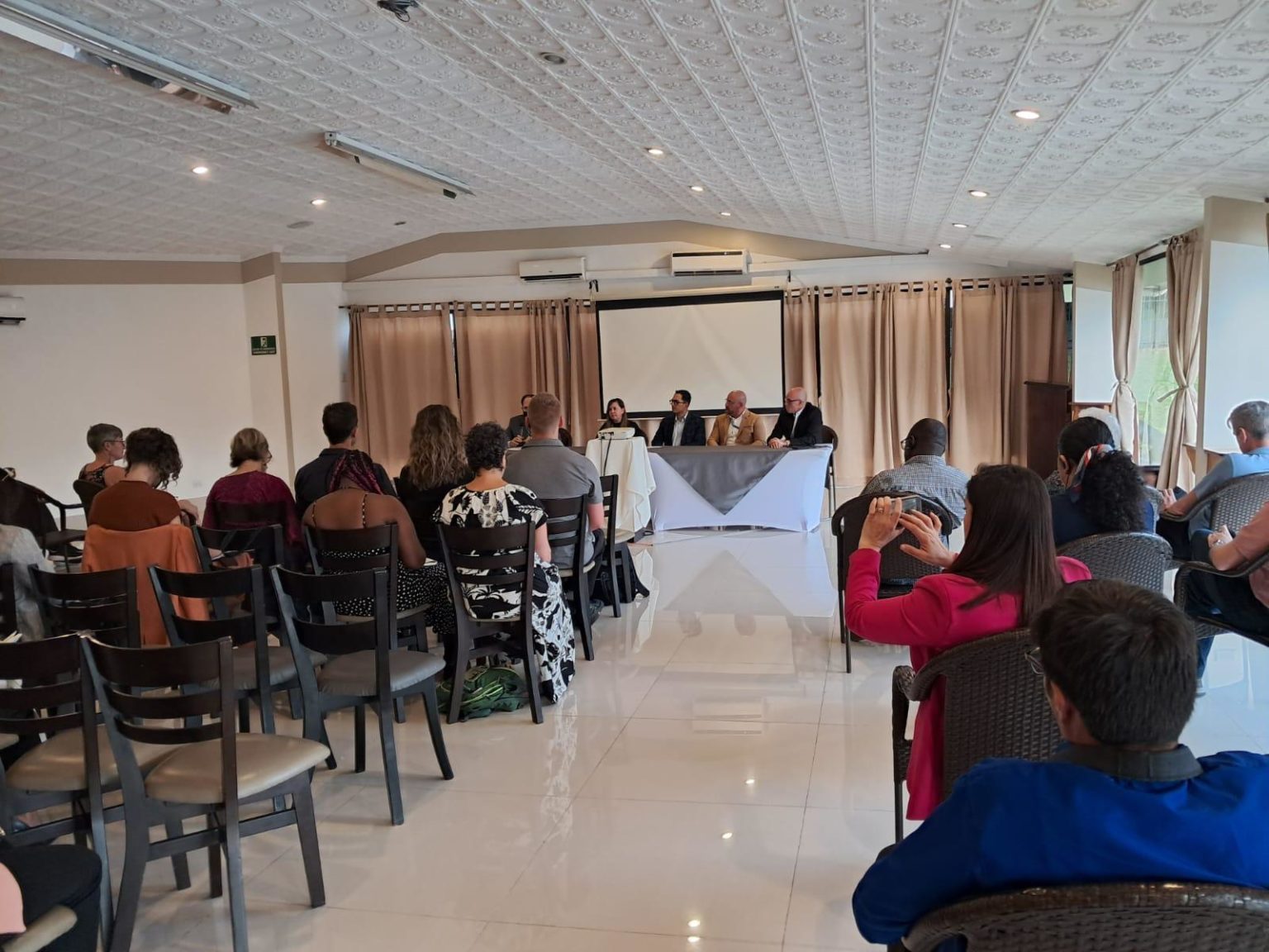 Imagen principal del artículo: FEDEAC y expertos muestran el contexto de las cooperativas financieras de Costa Rica en un evento internacional