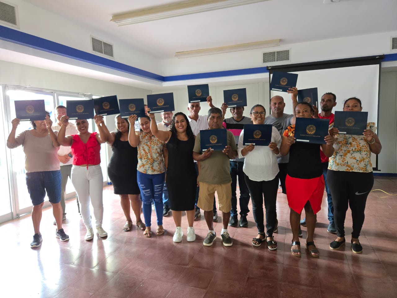 Imagen principal del artículo: INA capacitó a personas de comunidades costeras para promover prácticas de pesca selectiva