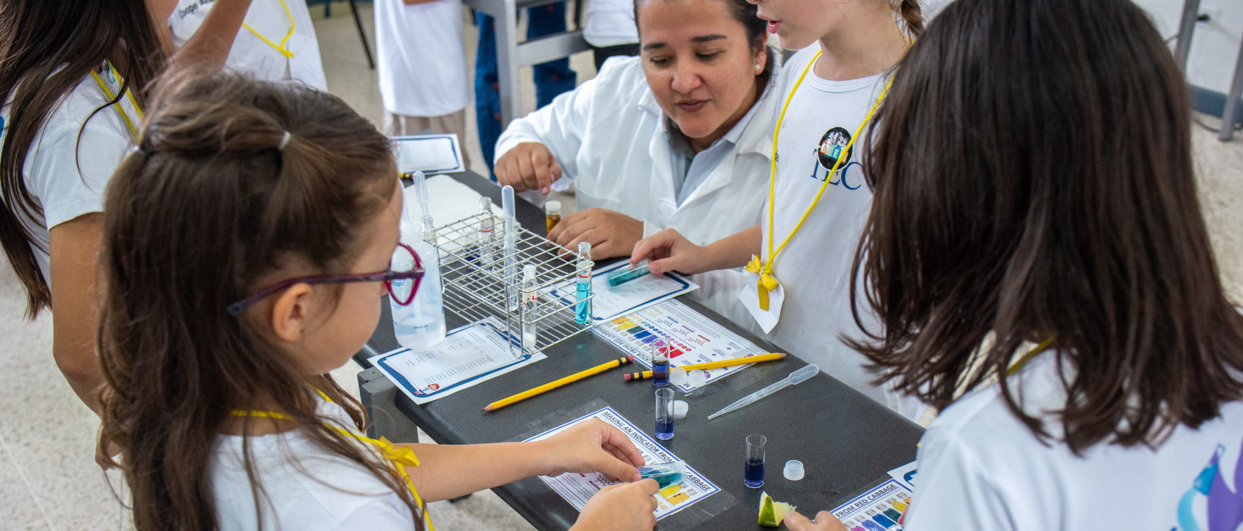 Imagen principal del artículo: Más mujeres y niñas, más ciencia: programas y referentes ticas que están transformando el panorama STEAM