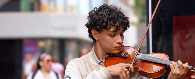 Talento y perseverancia: joven violinista recibe beca completa del Instituto Nacional de la Música