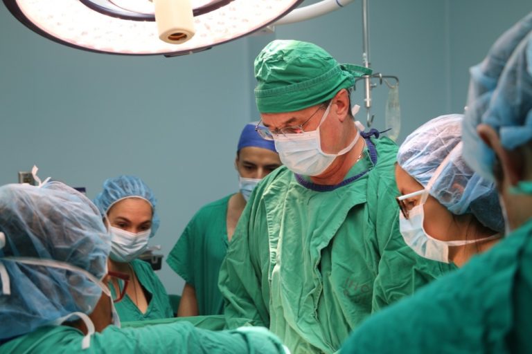 CCSS aprueba ajuste técnico de 350.000 colones a médicos especialistas fuera del salario global