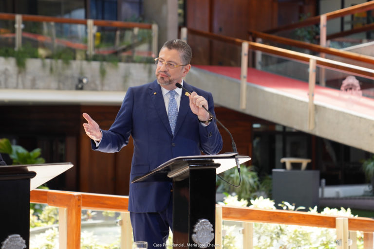 Chaves llama "therians" y "gente tocada de la cabeza" a quienes votaron por el Frente Amplio