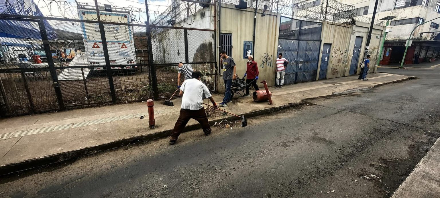 Imagen principal del artículo: Alcalde de San José solicita ayuda a Rodrigo Chaves para atender a personas en condición de calle