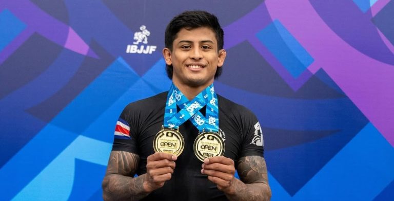 Atleta tico de jiu-jitsu Julián Espinosa gana doble medalla de oro en el Abierto Internacional de Los Ángeles 2025