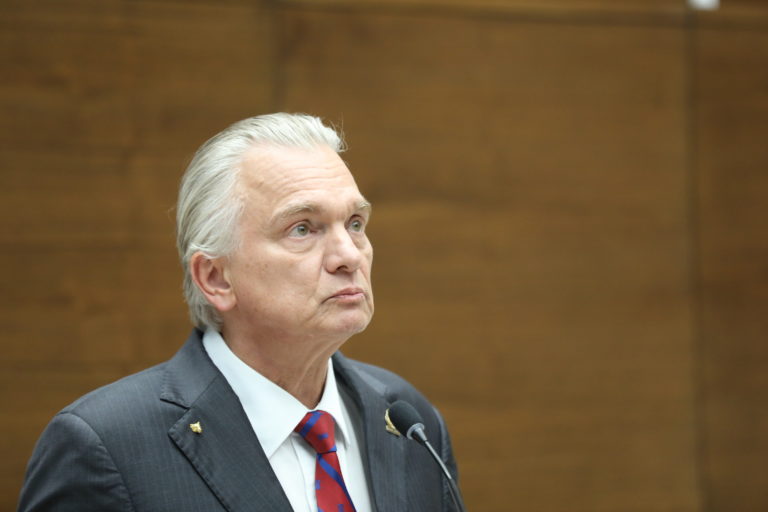 André pasó una tarde de penurias en el plenario