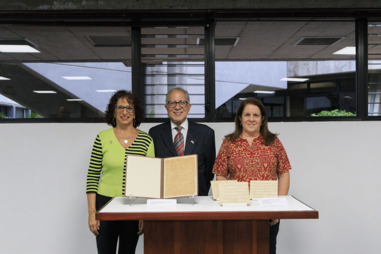 Archivo Nacional recibió manuscrito con la letra del Himno Nacional firmado por José María “Billo” Zeledón