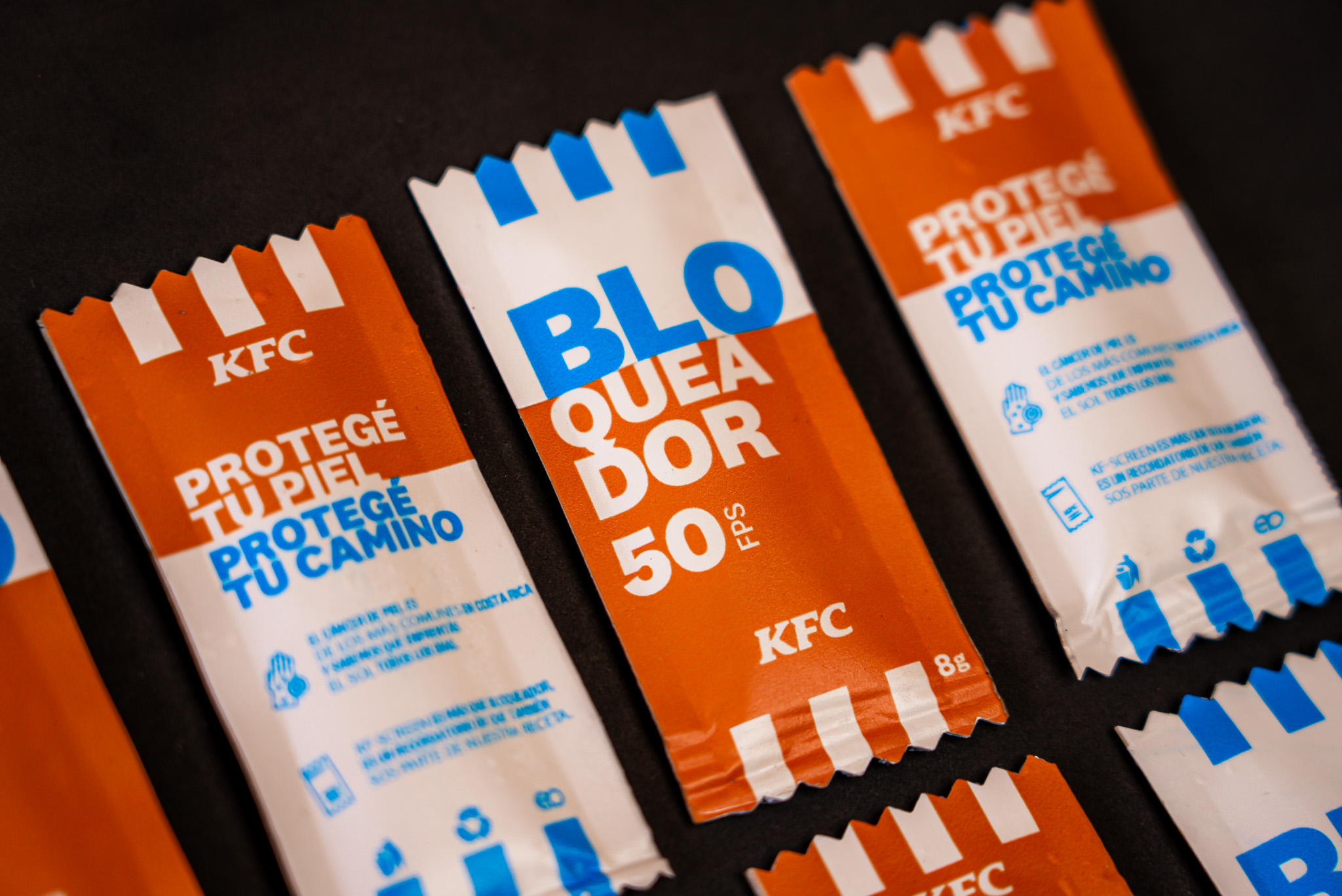 Imagen principal del artículo: KFC Costa Rica innova con un bloqueador solar para proteger a repartidores de los rayos UV, inspirado en sus icónicas salsas